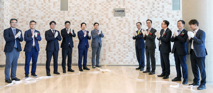 [울산=뉴시스] 구미현 기자 =12일 UNIST 교내에서 열린 U미래전략원 개원식에서 박종래 UNIST 총장과 서범수 국회의원 등 주요 인사들이 현판 제막 후 박수치고 있다. (사진=UNIST 제공) 2025.05.12. photo@newsis.com *재판매 및 DB 금지