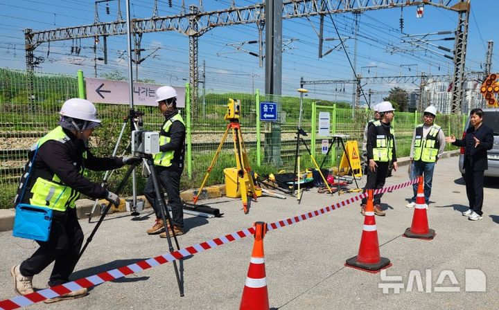 [의왕=뉴시스] 지하시설물 전산화를 위해 관계자들이 현장 정밀 검사를 벌이고 있다. (사진=의왕시 제공). )2025.05.12.photo@newsis.com