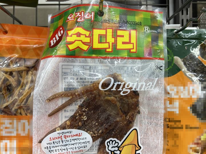 [서울=뉴시스] 김민성 기자 = 편의점에서 판매 중인 한양식품 '빅숏다리' 제품 모습. 2025.05.12. kms@newsis.com. *재판매 및 DB 금지