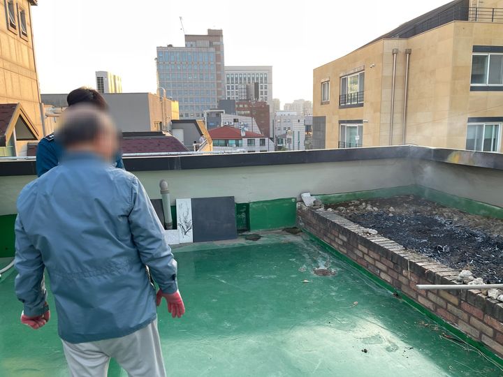 서울 강남구에서 순찰 중이던 경찰관이 연기를 포착하고 신속히 대응해 자칫 대형 화재로 번질 뻔한 사고를 막았다.(사진=강남경찰서 제공) *재판매 및 DB 금지