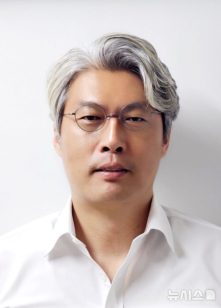 [전주=뉴시스]윤난슬 기자 = 전북 전주시는 최거성 주무관(버스정책과)이 한국산업인력공단이 주관한 '제135회 토목시공기술사 최종시험'에서 합격했다고 12일 밝혔다.(사진=전주시 제공)