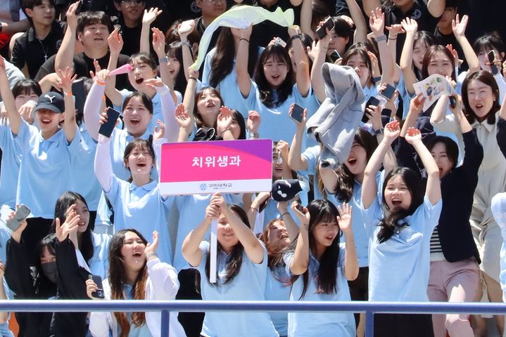 [구미=뉴시스] 축제 즐기는 치위생과 학생들. (사진=구미대 제공) 2025.05.12 photo@newsis.com *재판매 및 DB 금지
