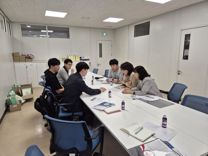 하남시보건소와 행정안전부, 한국지역정보개발원 관계자들이 금연구역 흡연과태료 모바일 현장부과 시스템 도입에 앞서 회의를 갖고 있다. (사진=하남시 제공) photo@newsis.com *재판매 및 DB 금지