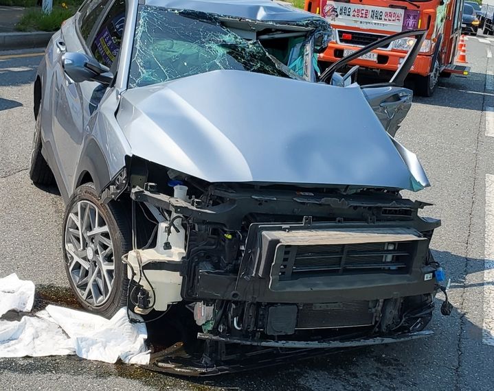 [울산=뉴시스] 박수지 기자 = 12일 오후 울산시 북구 호계동 상안교 사거리 인근에서 통근버스와 SUV차량이 충돌해 차량이 파손돼 있다. (사진=울산소방본부 제공) 2025.05.12. photo@newsis.com *재판매 및 DB 금지