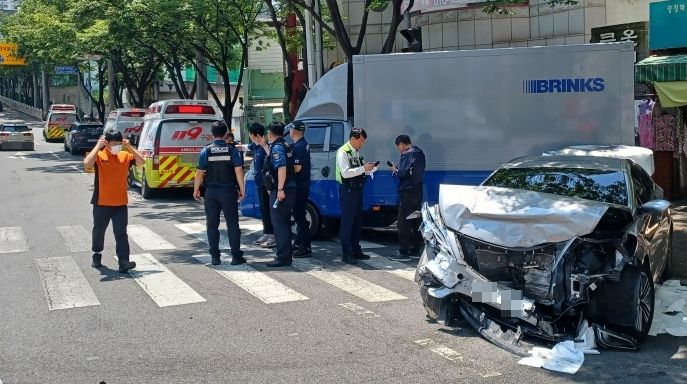 [울산=뉴시스] 박수지 기자 = 12일 오전 울산시 남구 신정동 동서오거리 인근에서 4중 추돌이 발생해 경찰이 사고를 수습하고 있다. (사진=울산소방본부 제공) 2025.05.12. photo@newsis.com *재판매 및 DB 금지
