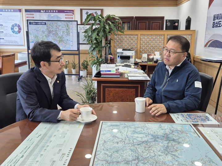 [창원=뉴시스] 강경국 기자 = 문순규 경남 창원시의원과 장금용 창원시장 권한대행이 12일 디폴트 상태에 놓인 액화수소플랜트 사업의 정상화에 대해 논의하고 있다. (사진=창원시의회 제공). 2025.05.12. photo@newsis.com *재판매 및 DB 금지