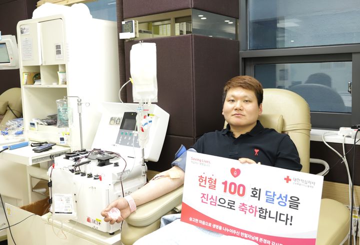 '헌혈 유공 명예장'을 받은 김경찬 과장. *재판매 및 DB 금지