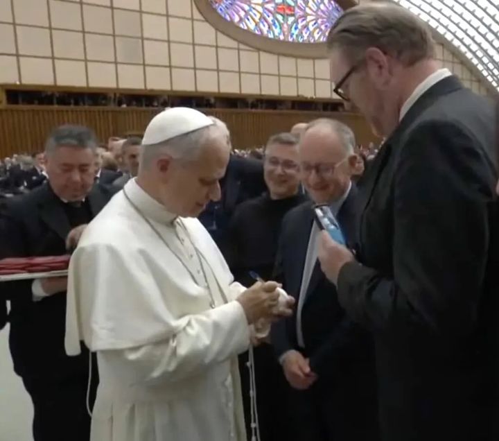 {AP/뉴시스] 12일 기자회견을 마친 레오 14세 교황이 가는 길에 야구공에 사인을 해주고 있다 *재판매 및 DB 금지