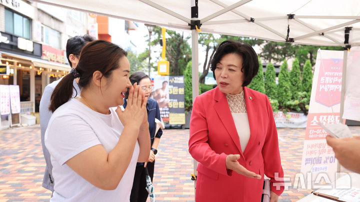 [과천=뉴시스] 중앙동상점가에서 열린 행사에 참석한 신계용 시장이 주민과 이야기를 나누고 있다. (사진=과천시 제공). 2025.05.12. photo@newsis.com