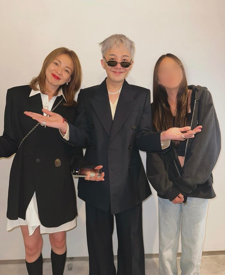 [서울=뉴시스] 일본 모델 야노 시호(왼쪽)와 딸 추사랑(오른쪽)이 그룹 '빅뱅' 멤버 겸 솔로 가수 지드래곤(권지용)을 만났다. (사진=야노 시호 인스타그램 캡처) 2024.05.13. photo@newsis.com *재판매 및 DB 금지