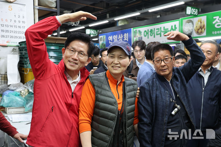 [서울=뉴시스] 권창회 기자 = 제21대 대통령선거 공식 선거운동 첫날인 12일 오전 김문수 국민의힘 대선 후보가 서울 송파구 가락시장을 방문해 상인들과 하트모양으로 기념촬영을 하고 있다. 2025.05.12. kch0523@newsis.com