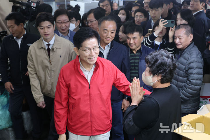 [서울=뉴시스] 권창회 기자 = 제21대 대통령선거 공식 선거운동 첫날인 12일 오전 김문수 국민의힘 대선 후보와 당 신임 비상대책위원장으로 내정된 김용태 의원이 서울 송파구 가락시장을 방문해 상인들과 인사하고 있다. 2025.05.12. kch0523@newsis.com