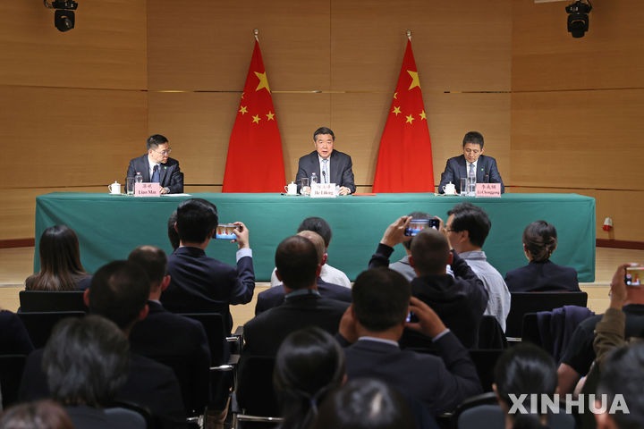 [제네바=신화/뉴시스] 11일(현지 시간) 스위스 제네바에서 허리펑 중국 부총리(가운데)가 미중무역 협상 관련 기자회견을 갖고 있다. 2025.05.13