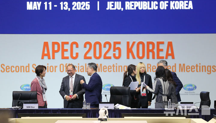 [서귀포=뉴시스] 우장호 기자 = 12일 오전 서귀포시 제주국제컨벤션센터에서 주요국 고용노동 장관들이 모이는 아시아태평양경제협력체(APEC) 고용노동 장관회의가 열리기 전 참석자들이 환담을 나누고 있다. 한국에서 APEC 고용노동 장관회의가 열린 건 1997년 서울에서 개최된 이후 28년 만이다. APEC 고용노동 장관회의는 2014년 베트남 회의 이후 중단됐다가 회원국들의 합의로 11년 만에 열렸다. 2025.05.12. woo1223@newsis.com