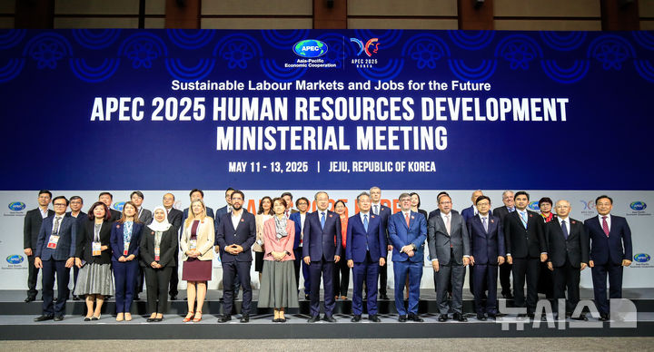 [서귀포=뉴시스] 우장호 기자 = 12일 오전 서귀포시 제주국제컨벤션센터에서 열린 아시아태평양경제협력체(APEC) 고용노동 장관회의에서 주요국 참석자들이 기념촬영을 하고 있다.한국에서 APEC 고용노동 장관회의가 열린 건 1997년 서울에서 개최된 이후 28년 만이다. APEC 고용노동 장관회의는 2014년 베트남 회의 이후 중단됐다가 회원국들의 합의로 11년 만에 열렸다. 2025.05.12. woo1223@newsis.com