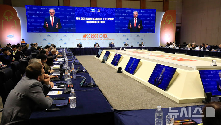 [서귀포=뉴시스] 우장호 기자 = 12일 오전 서귀포시 제주국제컨벤션센터에서 주요국 고용노동 장관들이 모이는 아시아태평양경제협력체(APEC) 고용노동 장관회의가 진행되고 있다. 한국에서 APEC 고용노동 장관회의가 열린 건 1997년 서울에서 개최된 이후 28년 만이다. APEC 고용노동 장관회의는 2014년 베트남 회의 이후 중단됐다가 회원국들의 합의로 11년 만에 열렸다. 2025.05.12. woo1223@newsis.com
