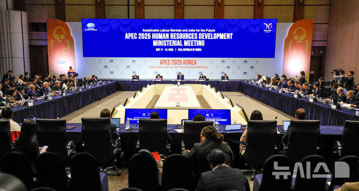 [서귀포=뉴시스] 우장호 기자 = 12일 오전 서귀포시 제주국제컨벤션센터에서 주요국 고용노동 장관들이 모이는 아시아태평양경제협력체(APEC) 고용노동 장관회의가 진행되고 있다. 한국에서 APEC 고용노동 장관회의가 열린 건 1997년 서울에서 개최된 이후 28년 만이다. APEC 고용노동 장관회의는 2014년 베트남 회의 이후 중단됐다가 회원국들의 합의로 11년 만에 열렸다. 2025.05.12. woo1223@newsis.com