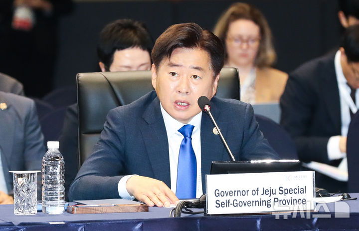 [서귀포=뉴시스] 우장호 기자 = 오영훈 제주지사가 12일 오전 서귀포시 제주국제컨벤션센터에서 열린 아시아태평양경제협력체(APEC) 고용노동 장관회의에서 인사말을 하고 있다. 한국에서 APEC 고용노동 장관회의가 열린 건 1997년 서울에서 개최된 이후 28년 만이다. APEC 고용노동 장관회의는 2014년 베트남 회의 이후 중단됐다가 회원국들의 합의로 11년 만에 열렸다. 2025.05.12. woo1223@newsis.com