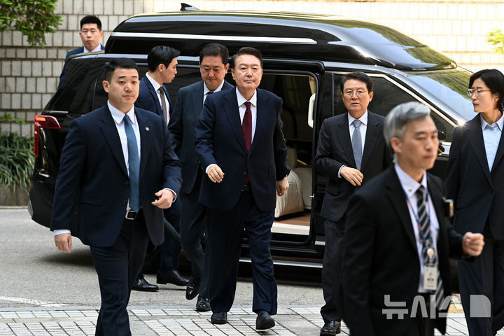 [서울=뉴시스] 사진공동취재단 = 윤석열 전 대통령이 12일 오전 서울 서초구 중앙지방법원에서 열린 내란 우두머리 혐의, 직권남용 권리행사방해 혐의 사건 3차 공판에 출석하고 있다. 2025.05.12. photo@newsis.com