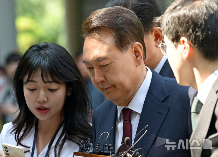 [서울=뉴시스] 사진공동취재단 = 내란 우두머리 혐의로 재판에 넘겨진 윤석열 전 대통령이 12일 오전 서울 서초구 서울중앙지법에서 열린 세 번째 공판에 출석하고 있다. 2025.05.12. photo@newsis.com