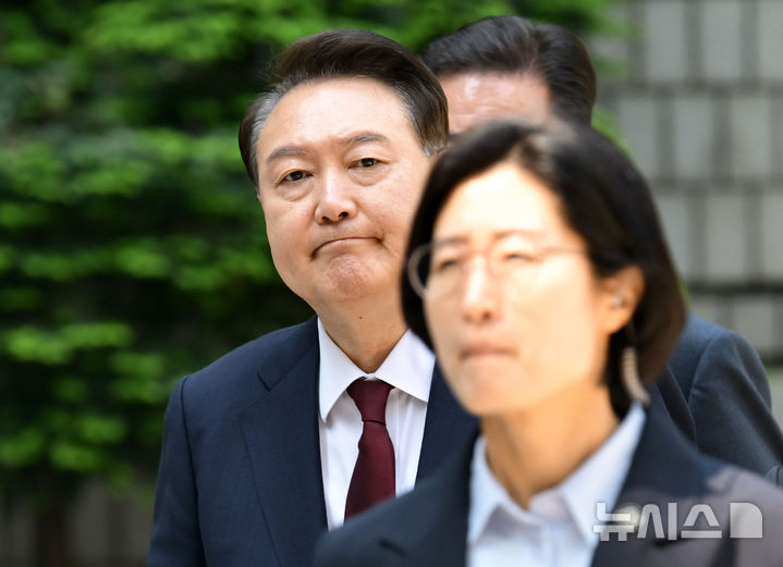 [서울=뉴시스] 사진공동취재단 = 내란 우두머리 혐의로 재판에 넘겨진 윤석열 전 대통령이 12일 오전 서울 서초구 서울중앙지법에서 열린 세 번째 공판에 출석하고 있다. 2025.05.12. photo@newsis.com