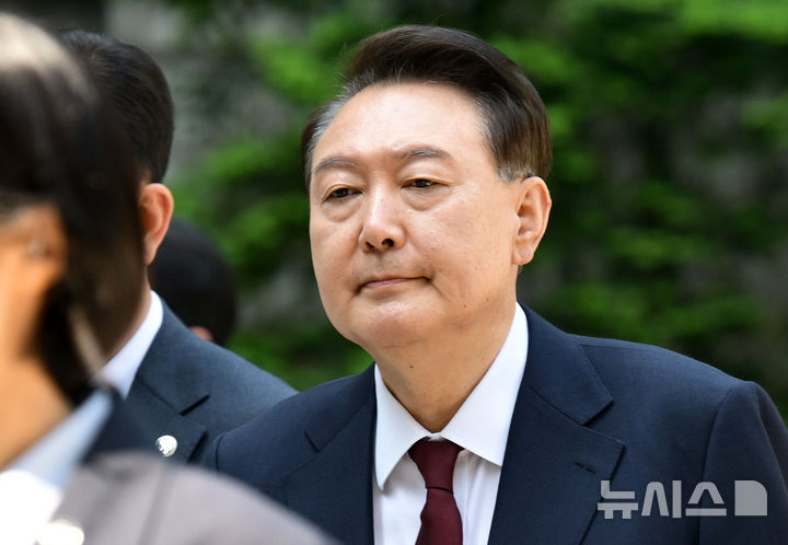 [서울=뉴시스] 사진공동취재단 = 내란 우두머리 혐의로 재판에 넘겨진 윤석열 전 대통령이 12일 오전 서울 서초구 서울중앙지법에서 열린 세 번째 공판에 출석하고 있다. 2025.05.12. photo@newsis.com