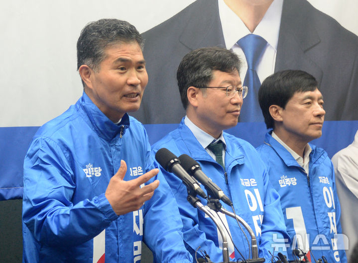 [전주=뉴시스] 김얼 기자 = 이원택(왼쪽) 진짜대한민국 더불어민주당 전북특별자치도당 선거대책위원회 총괄상임선대위원장을 비롯한 관계자들이 12일 전북 전주시 전북특별자치도의회 기자회견장에서 이재명 후보의 필승을 다짐하는 선거대책위원회 출범식을 열고 질의에 답변하고 있다. 2025.05.12. pmkeul@newsis.com