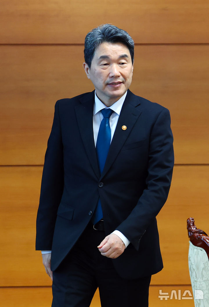 [서울=뉴시스] 최진석 기자 = 이주호 대통령 권한대행 부총리 겸 교육부 장관이 12일 정부서울청사에서 열린 제21대 대통령 선거 대비 공명선거 관계장관회의에 참석하고 있다. 2025.05.12. myjs@newsis.com