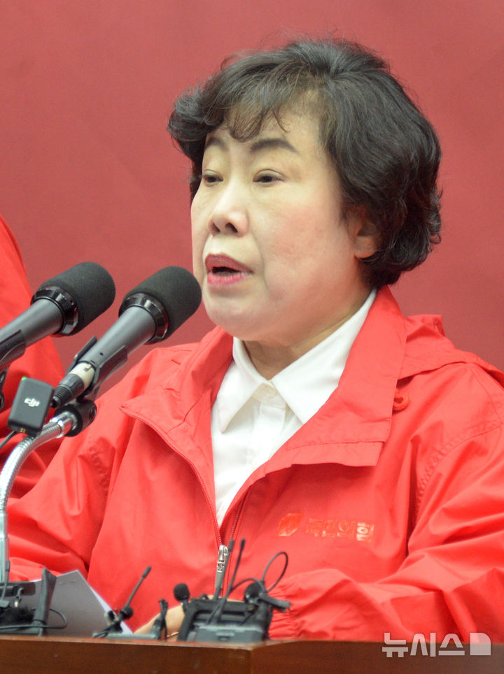 [전주=뉴시스] 김얼 기자 = 조배숙 의원이 12일 전북 전주시 전북특별자치도의회 기자회견장에서 김문수 후보의 필승을 다짐하는 선거대책위원회 출범식을 열고 질의에 답변하고 있다. 2025.05.12. pmkeul@newsis.com