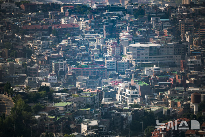[서울=뉴시스] 정병혁 기자 = 12일 서울 중구 남산에서 빌라·다세대·도시형 생활주택 등 비 아파트 주택이 보이고 있다. 2025.05.12. jhope@newsis.com