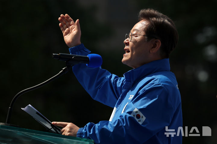 [서울=뉴시스] 조성우 기자 = 이재명 더불어민주당 대선후보가 제21대 대통령선거 공식 선거운동이 시작된 12일 오전 서울 종로구 광화문광장에서 열린 중앙선거대책위원회 출정식에서 연설을 하고 있다. 2025.05.12. xconfind@newsis.com
