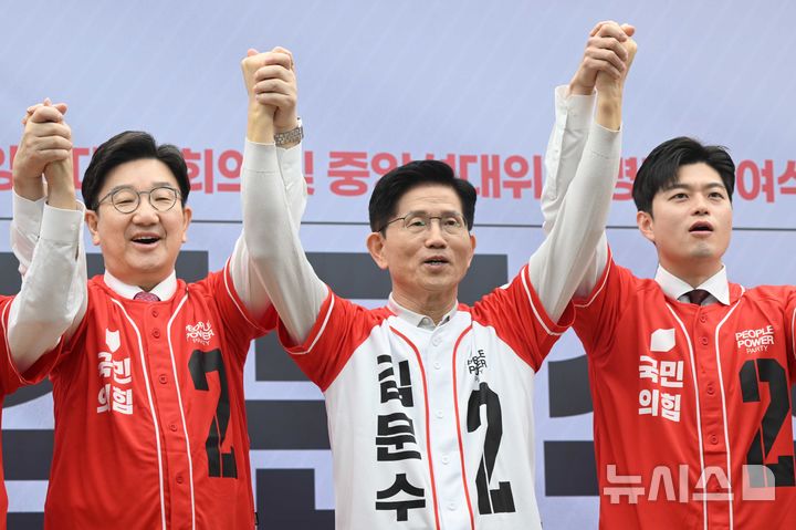 [서울=뉴시스] 조성봉 기자 =김문수 국민의힘 대선 후보와 공동선거대책위원장들이 12일 오전 서울 여의도 국민의힘 중앙당사에서 열린 '중앙선대위 회의 및 중앙선대위 임명장 수여식'에서 기념촬영을 하고 있다.왼쪽부터 권성동, 공동선대위원장, 김 후보, 김용태 공동선대위원장. (공동취재) 2025.05.12. photo@newsis.com 