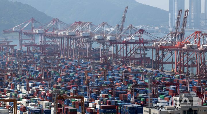 [부산=뉴시스] 부산 남구 신선대부두 야적장에 수출입 컨테이너가 가득 쌓여 있다. (사진=뉴시스 DB). photo@newsis.com 