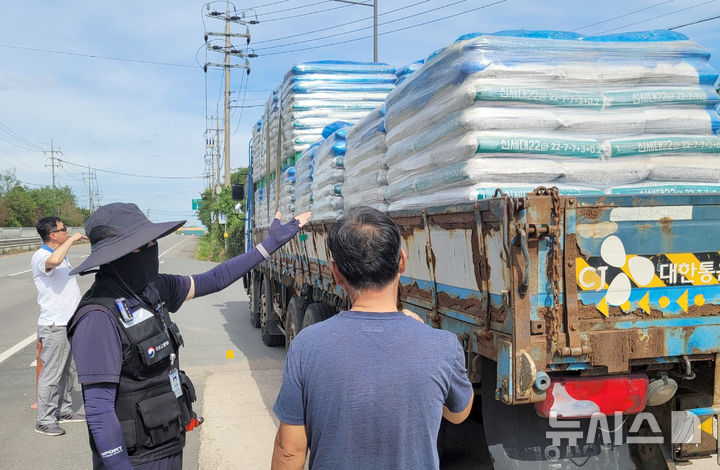 [광주=뉴시스] 화물차 단속. (사진=한국교통안전공단 광주전남본부 제공). photo@newsis.com *재판매 및 DB 금지