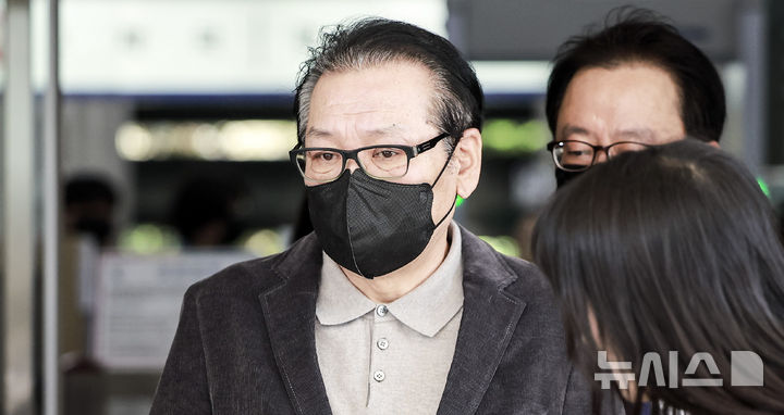 [서울=뉴시스] 정병혁 기자 = 2018년 전국동시지방선거 당시 공천을 대가로 불법 정치자금을 수수한 혐의와 함께 윤석열 전 대통령 부부와의 친분을 과시하며 각종 이권에 개입한 의혹을 받는 무속인 '건진법사' 전성배 씨가 12일 서울 양천구 서울남부지방법원에서 열린 두번째 공판을 마친 뒤 법원을 나서고 있다. 2025.05.12. jhope@newsis.com