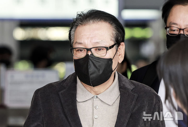 [서울=뉴시스] 정병혁 기자 = 2018년 전국동시지방선거 당시 공천을 대가로 불법 정치자금을 수수한 혐의와 함께 윤석열 전 대통령 부부와의 친분을 과시하며 각종 이권에 개입한 의혹을 받는 무속인 '건진법사' 전성배 씨가 12일 서울 양천구 서울남부지방법원에서 열린 두번째 공판을 마친 뒤 법원을 나서고 있다. 2025.05.12. jhope@newsis.com