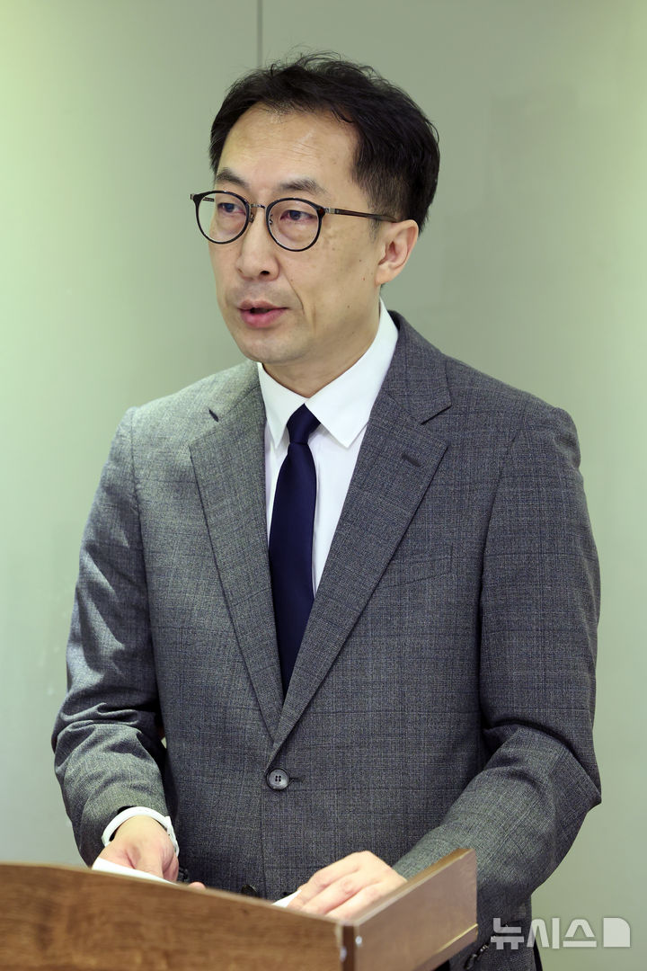 [서울=뉴시스] 박진희 기자 = 신원준 조형아트서울 대표가 12일 서울 중구 한 식당에서 '제10회 조형아트서울(PLAS)' 기자간담회를 하고 있다. 이번 조형아트서울 오는 22일부터 25일까지 4일간 코엑스 B홀에서 개최한다. 2025.05.12. pak7130@newsis.com