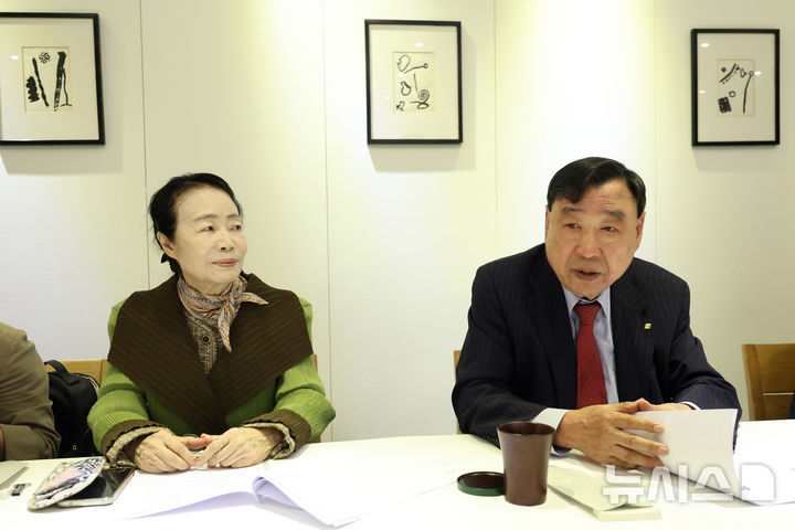 [서울=뉴시스] 박진희 기자 = 이희범(부영그룹 회장, 오른쪽) 조형아트서울 조직위원장과 손성례 창작화랑 대표가 12일 서울 중구 한 식당에서 '제10회 조형아트서울(PLAS)' 기자간담회를 하고 있다. 이번 조형아트서울 오는 22일부터 25일까지 4일간 코엑스 B홀에서 개최한다. 2025.05.12. pak7130@newsis.com