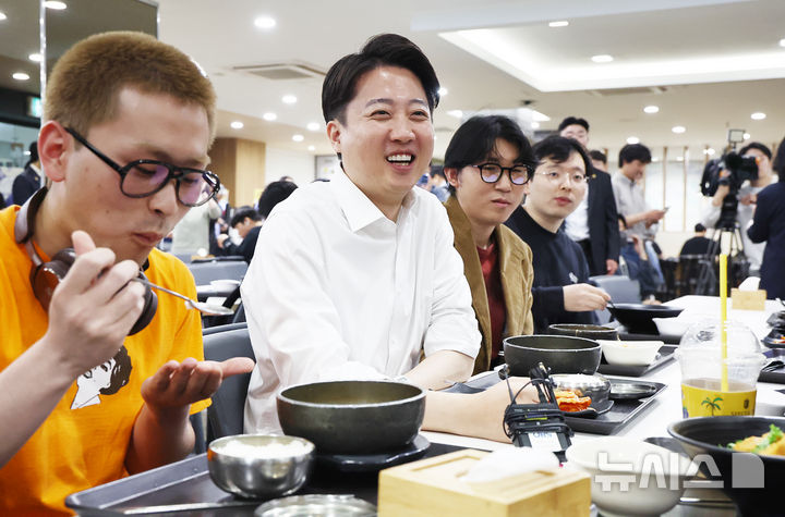 [서울=뉴시스] 권창회 기자 = 제21대 대통령선거 공식 선거운동 첫날인 12일 이준석 개혁신당 대선 후보가 서울 서대문구 연세대학교를 찾아 학식을 먹으며 학생들과 대화하고 있다. (공동취재) 2025.05.12. photo@newsis.com