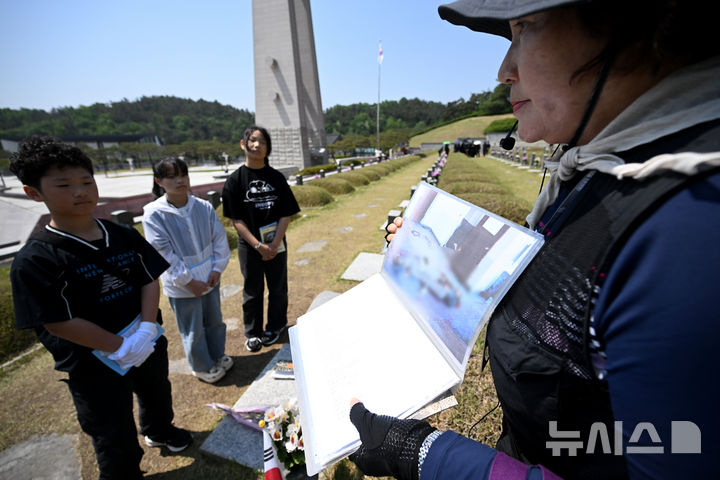 [광주=뉴시스] 김혜인 기자 = 광주 5·18민주화운동 45주년 엿새를 앞둔 12일 오전 광주 북구 국립 5·18민주묘지에서 학생들이 한강 작가의 '소년이 온다' 책 주인공 '동호' 실존 인물인 문재학 열사의 묘지를 참배하고 있다. 2025.05.12. hyein0342@newsis.com