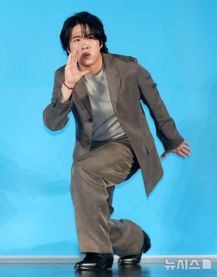 [서울=뉴시스] 김혜진 기자 = 배우 안재홍이 12일 오전 서울 광진구 롯데시네마 건대입구에서 열린 영화 '하이파이브'(감독 강형철) 제작보고회에서 포즈를 취하고 있다. 2025.05.12. jini@newsis.com