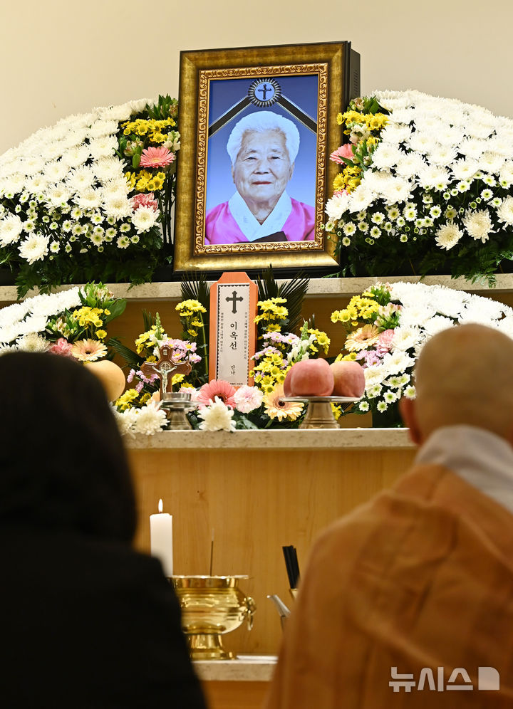 [용인=뉴시스] 김종택 기자 = 12일 일본군 위안부 피해자 이옥선 할머니의 빈소가 마련된 경기 용인시 쉴낙원 경기장례식장에서 조문객들이 조문하고 있다. 이 할머니의 별세로 정부에 등록된 일본군 위안부 피해자 240명 중 생존자는 6명이 됐다. 2025.05.12. jtk@newsis.com