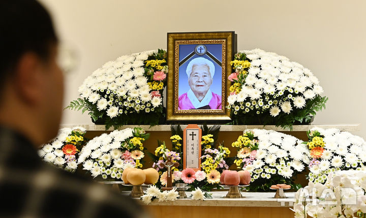 [용인=뉴시스] 김종택 기자 = 12일 일본군 위안부 피해자 이옥선 할머니의 빈소가 마련된 경기 용인시 쉴낙원 경기장례식장에서 조문객들이 조문하고 있다. 이 할머니의 별세로 정부에 등록된 일본군 위안부 피해자 240명 중 생존자는 6명이 됐다. 2025.05.12. jtk@newsis.com