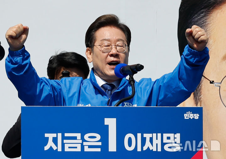 [서울=뉴시스] 조성우 기자 = 이재명 더불어민주당 대선후보가 제21대 대통령선거 공식 선거운동이 시작된 12일 오전 서울 종로구 광화문광장에서 열린 중앙선거대책위원회 출정식에서 연설을 하고 있다. 2025.05.12. xconfind@newsis.com