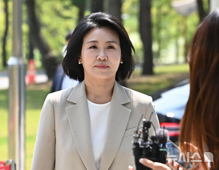 [수원=뉴시스] 김종택 기자 = 공직선거법위반 혐의로 1심에서 벌금형을 선고받은 이재명 더불어민주당 대선 후보의 배우자 김혜경씨가 12일 경기 수원시 영통구 수원지방법원에서 열리는 항소심 선고 공판에 출석하고 있다. 2025.05.12. jtk@newsis.com