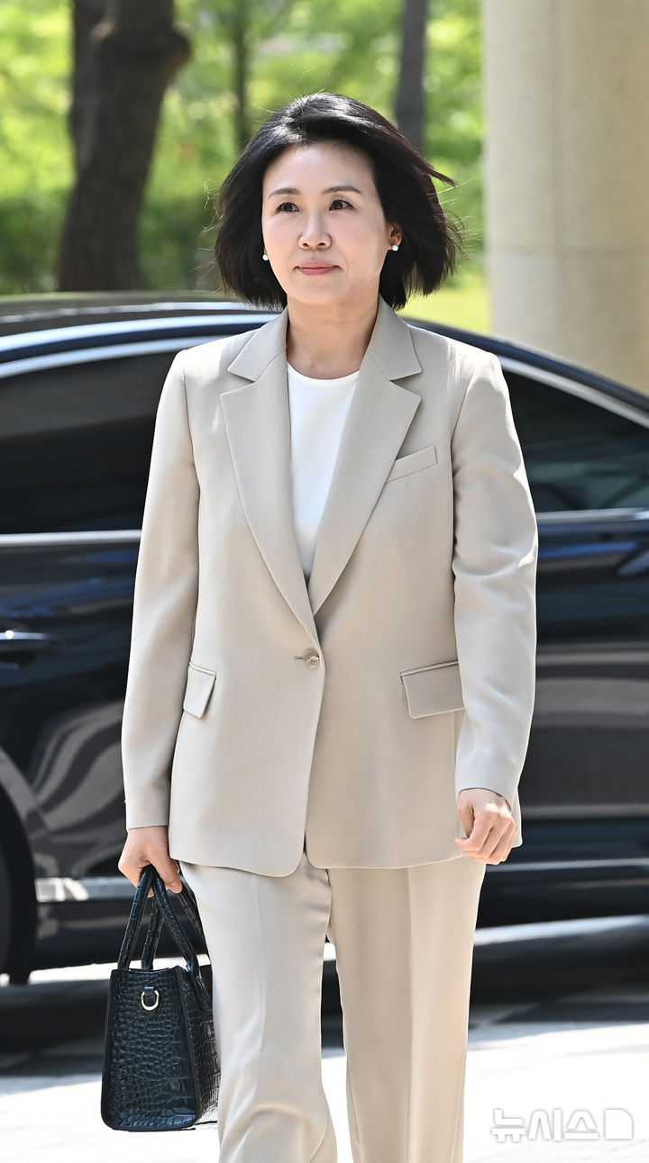 [수원=뉴시스] 김종택 기자 = 공직선거법위반 혐의로 1심에서 벌금형을 선고받은 이재명 더불어민주당 대선 후보의 배우자 김혜경씨가 12일 경기 수원시 영통구 수원지방법원에서 열리는 항소심 선고 공판에 출석하고 있다. 2025.05.12. jtk@newsis.com