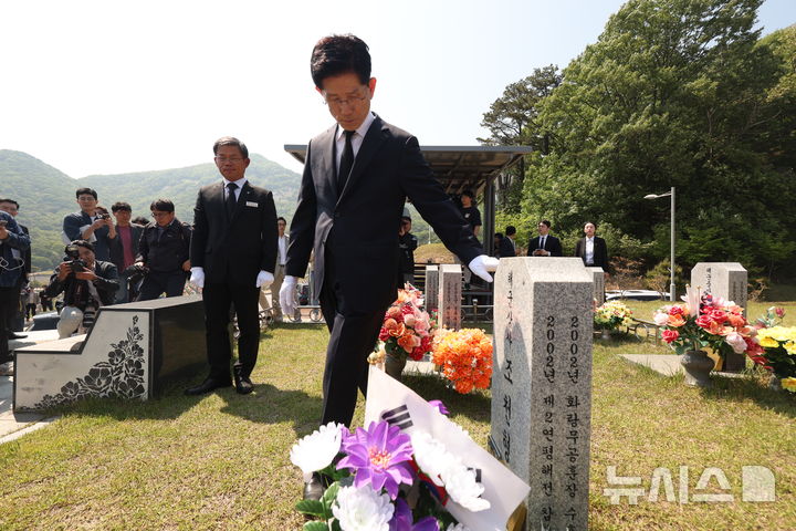 [대전=뉴시스] 고승민 기자 = 김문수 국민의힘 대선 후보가 12일 대전 유성구 국립대전현충원 제2연평해전 전사자 묘역에서 참배를 하고 있다. 2025.05.12. kkssmm99@newsis.com
