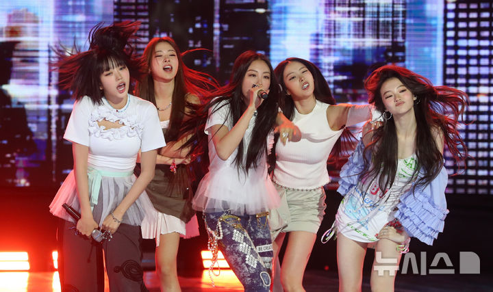 [서울=뉴시스] 김혜진 기자 = 그룹 미야오가 12일 오후 서울 마포구 SBS 프리즘타워에서 열린 첫 EP앨범 '마이 아이즈 오픈 와이드(MY EYES OPEN VVIDE)' 발매 기념 쇼케이스에서 무대를 선보이고 있다. 타이틀곡 '드랍탑(DROP TOP)'은 차분함과 경쾌함을 동시에 담아냈으며, 자신만의 시선으로 세상을 향해 나아가는 모습을 감각적으로 풀어낸 곡이다. 2025.05.12. jini@newsis.com