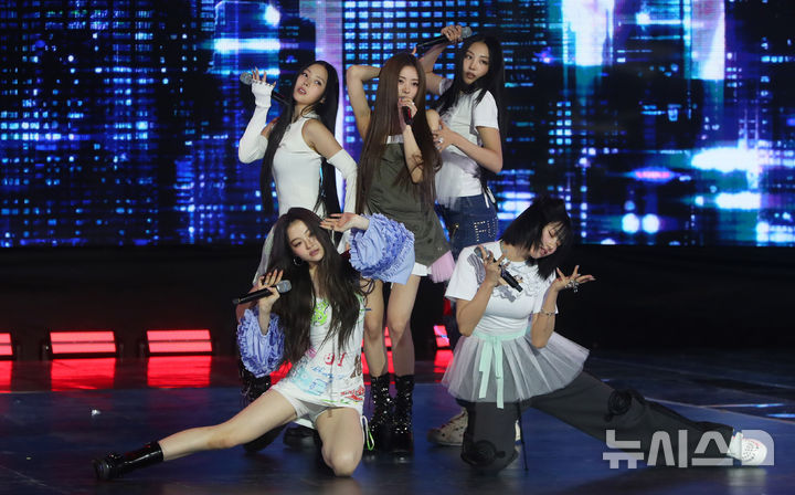 [서울=뉴시스] 김혜진 기자 = 그룹 미야오가 12일 오후 서울 마포구 SBS 프리즘타워에서 열린 첫 EP앨범 '마이 아이즈 오픈 와이드(MY EYES OPEN VVIDE)' 발매 기념 쇼케이스에서 무대를 선보이고 있다. 타이틀곡 '드랍탑(DROP TOP)'은 차분함과 경쾌함을 동시에 담아냈으며, 자신만의 시선으로 세상을 향해 나아가는 모습을 감각적으로 풀어낸 곡이다. 2025.05.12. jini@newsis.com