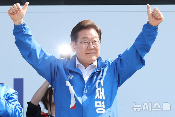 [화성=뉴시스] 조성우 기자 = 이재명 더불어민주당 대선후보가 제21대 대통령선거 공식 선거운동이 시작된 12일 경기 화성시 동탄 센트럴파크 음악분수중앙광장에서 열린 집중유세에서 시민들에게 지지를 호소하고 있다. 2025.05.12. xconfind@newsis.com